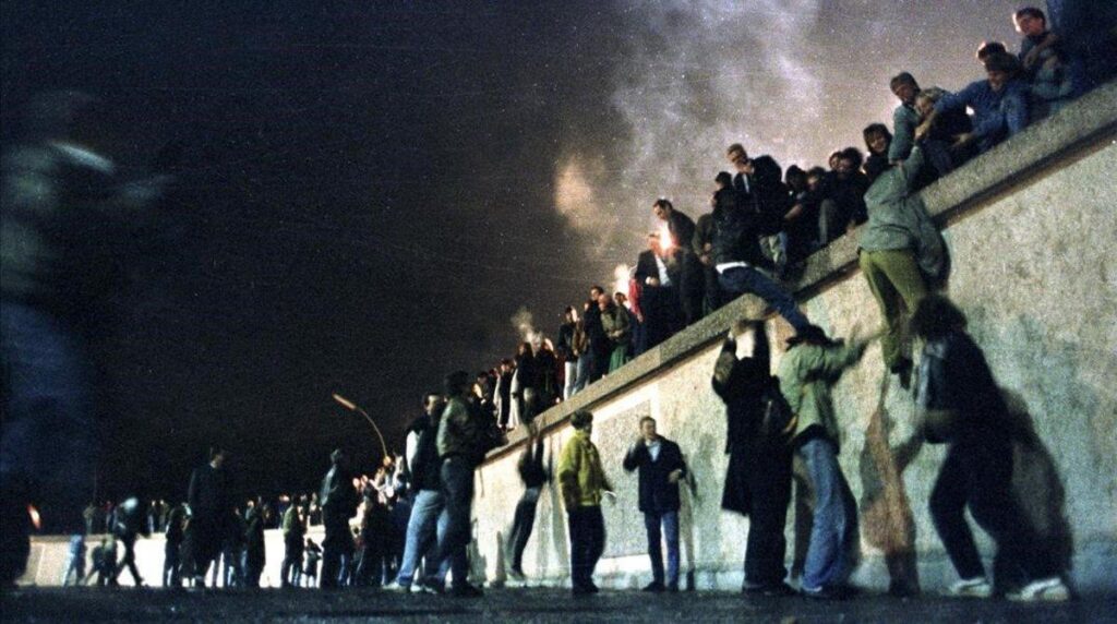 Caida del Muro de Berlín causas y consecuencias clave